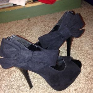 Diva lounge black suede pumps