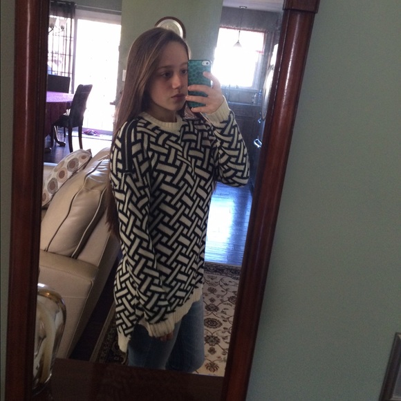 High low back and white sweater with zippers