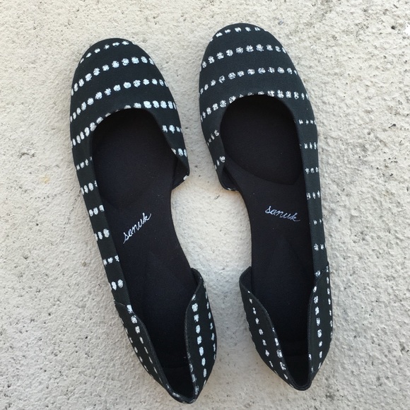 SANUK flats. Brand new!!!