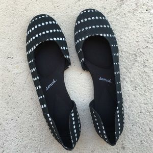 SANUK flats. Brand new!!!