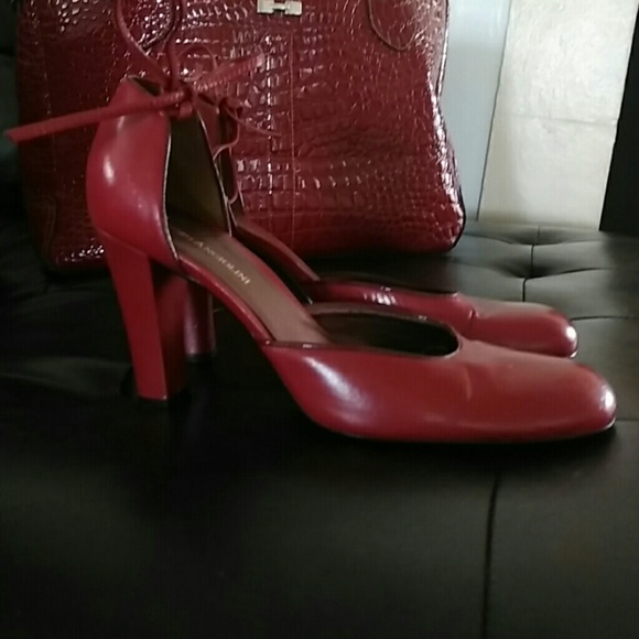 Beautiful maroon/dark red - Picture 2 of 3