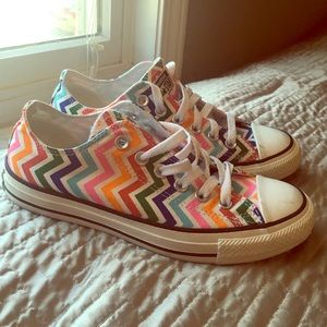 Rainbow chevron Converse