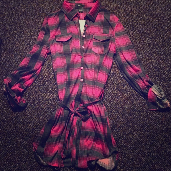 Cute, plaid shirt with button sleeves