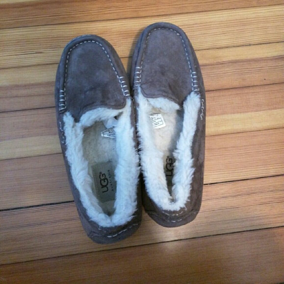 UGG Ansley Slippers size 6 (women's)