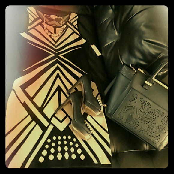 Bisou Bisou Dresses & Skirts - Beautifully design knit dress