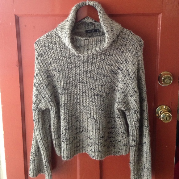 Sweater w/ Loose Turtle Neck