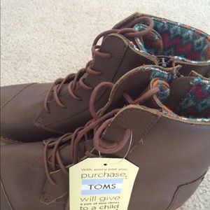BRAND new TOMS brown lace up boots