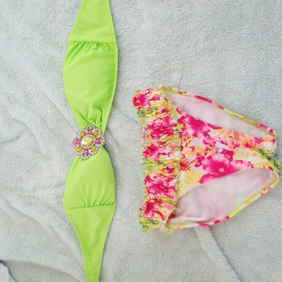 Bikini top and bottom size xs/s. Never worn!