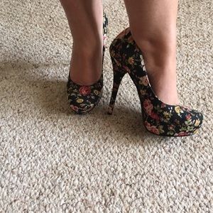 Floral print high heel 🌷🌻🌸