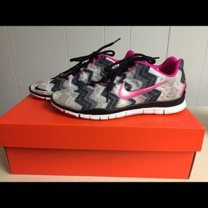 Nike Womens Free Run Sneaker 5.0