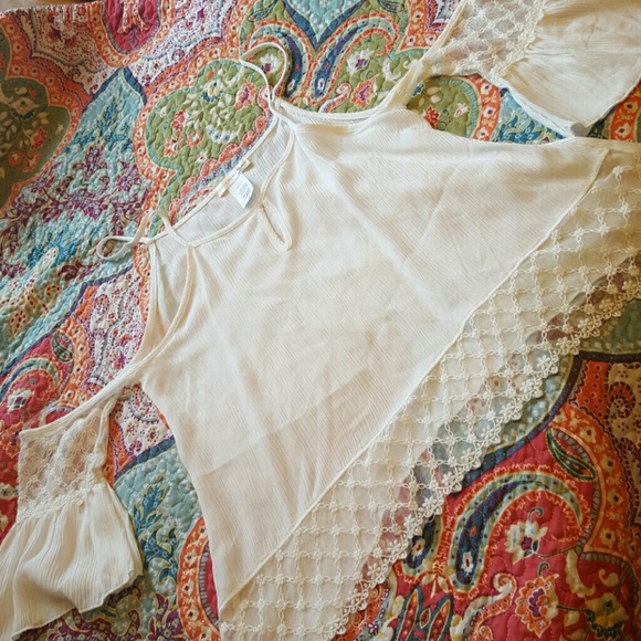 a'gaci Tops - White off shoulder shirt