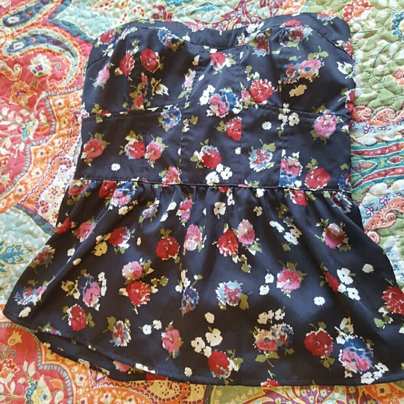 American Eagle Outfitters Tops - Strapless American Eagle shirt