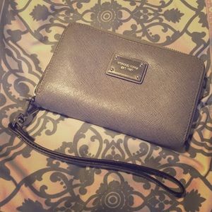 Michael Kors Wallet in Pearl Grey Saffiano Leather