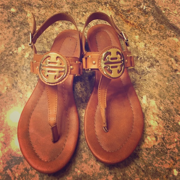 **SOLD** Cute tan sandals - size 6