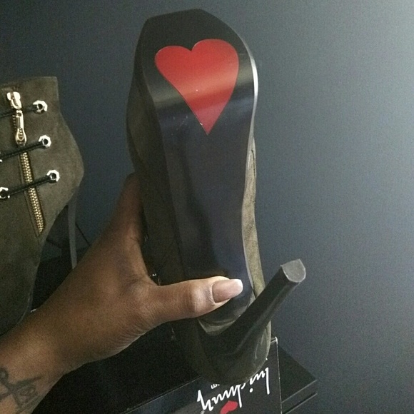 Shoes - Picture 2 of 3