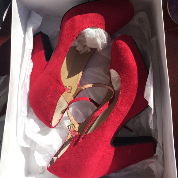 Never worn Nine West Red suede pumps