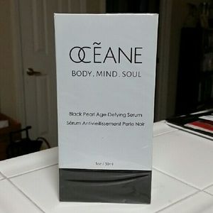 Dans la piscine la personne les boutons