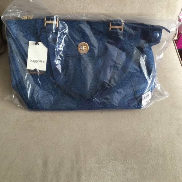 Tote with zipper and handles (Baggallini) - Picture 1 of 3