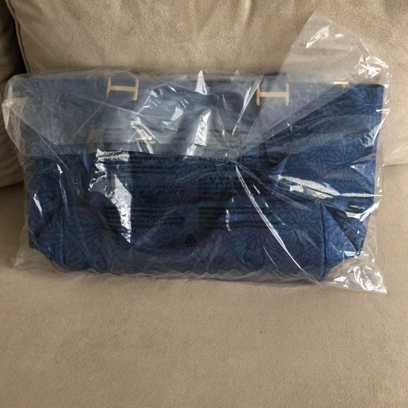 Tote with zipper and handles (Baggallini) - Picture 2 of 3