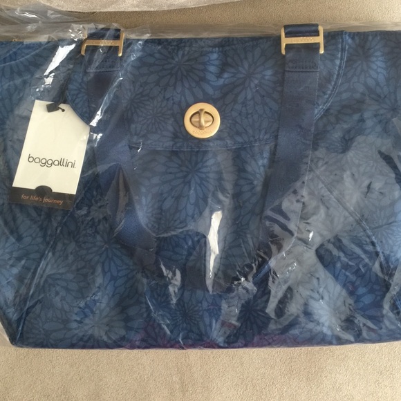 Tote with zipper and handles (Baggallini) - Picture 3 of 3