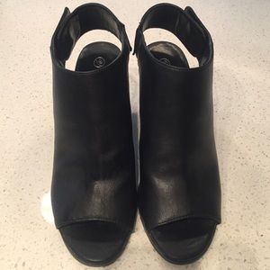 Black healed sandals 🎀