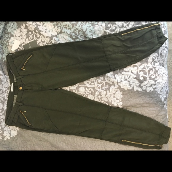 NEW: Women's jogger pants. Size 31.