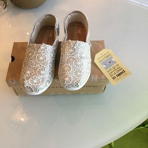 Toms size 7 new silver crochet glitter nib