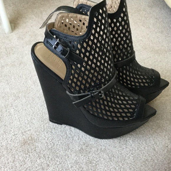 Shabooties black worn once beau & Ashe size 7 - Picture 3 of 3