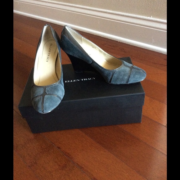 Ellen Tracy grey suede wedge shoes