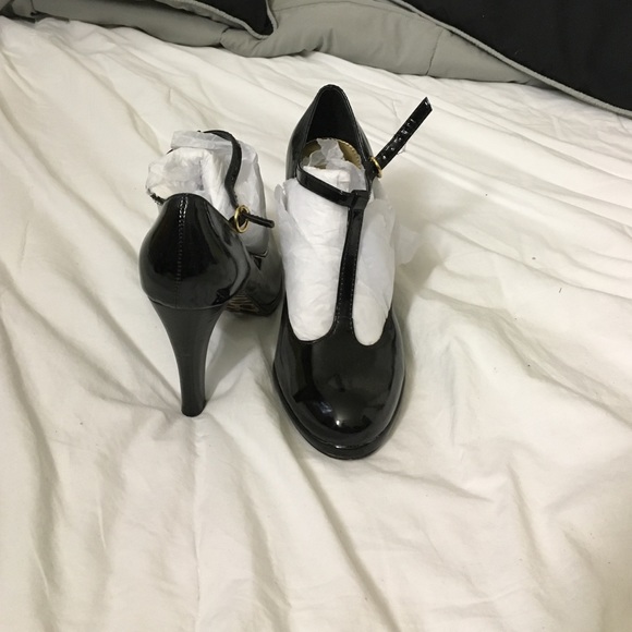 Colin Stuart t strap pump