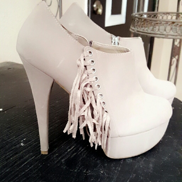 Beige tassle heels - Picture 1 of 3