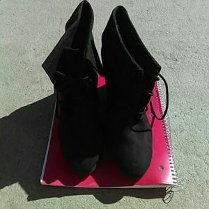 Black wedges