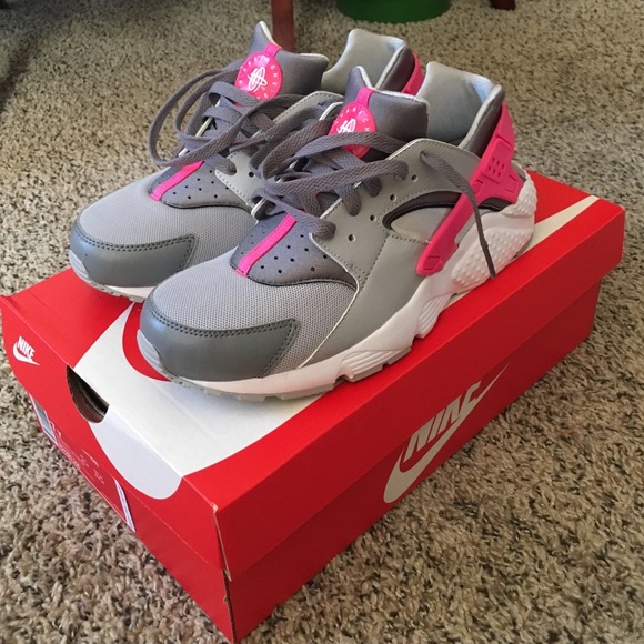 Nike Women Huraches!!