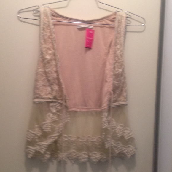 Beautiful  top - Picture 2 of 2