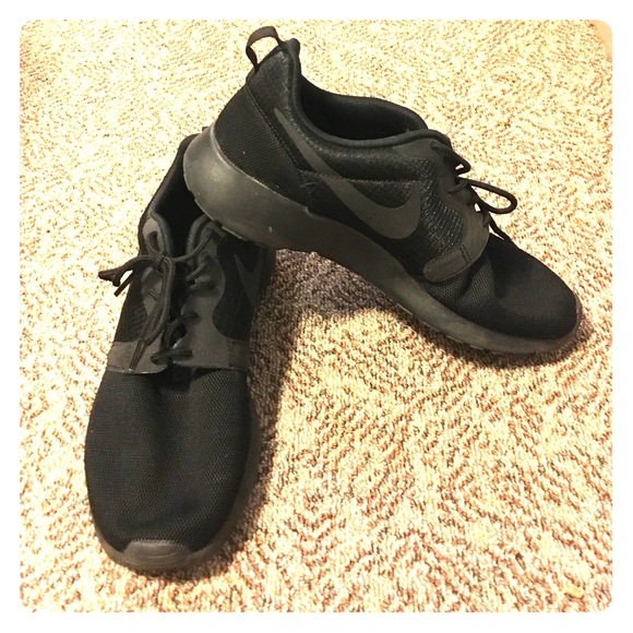 All black Nike Roshe