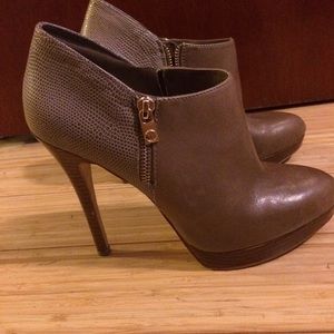MICHAEL Michael Kors York Booties- Tan- sz 9.5