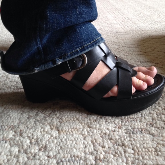 Black wedges