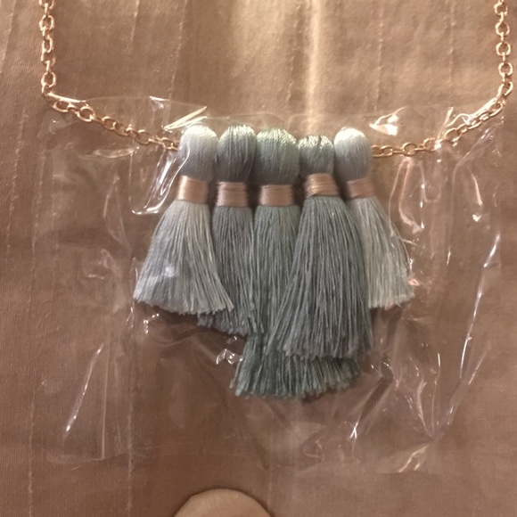 FIVE TASSEL NECKLACE - Picture 2 of 3