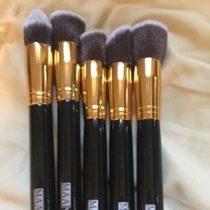 Great quality set of versatile makeup brushes