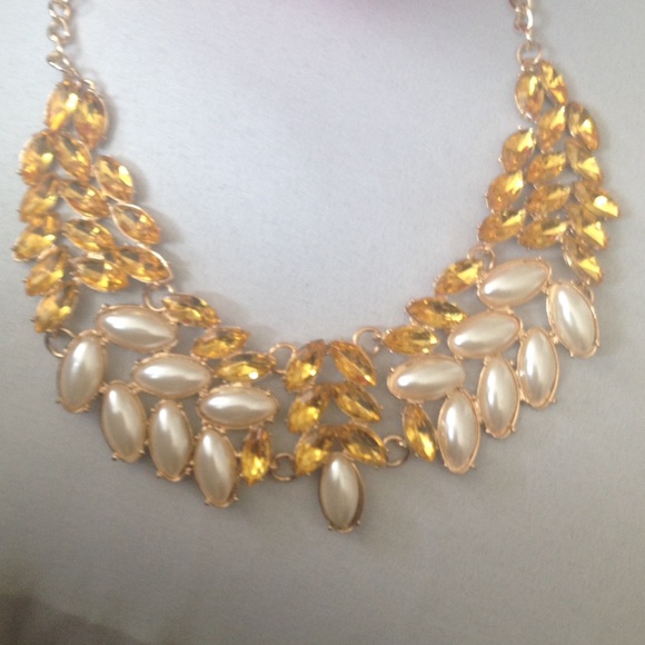 🚫sold🚫Pearl and rhinestone Statement necklace - Picture 2 of 3