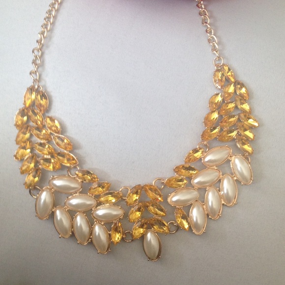 🚫sold🚫Pearl and rhinestone Statement necklace - Picture 3 of 3