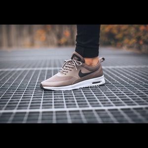 Nike Thea dark storm