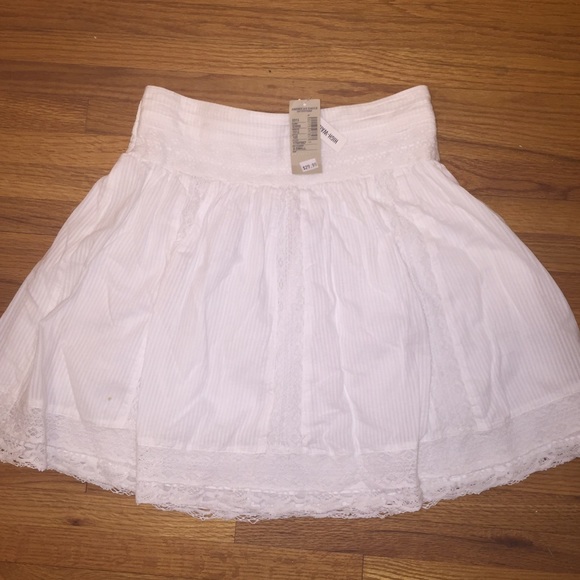 NWT - AE woman's lace skirt