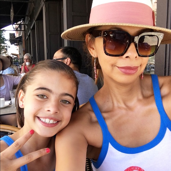 Meet your Posher, Yesenia - Picture 2 of 4