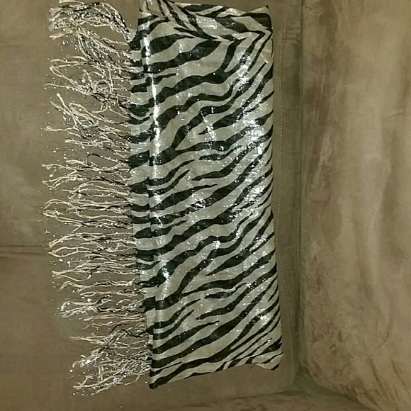 Stylish Scarf - Picture 2 of 3