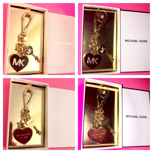 One Michael Kors Keychain Black Gold Heart