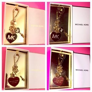One Michael Kors Keychain Black Gold Heart