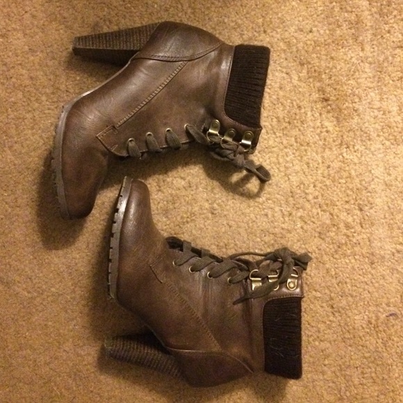 Lace-up heeled booties