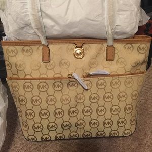 🎉🎉🎉NWT Michael Kors purse