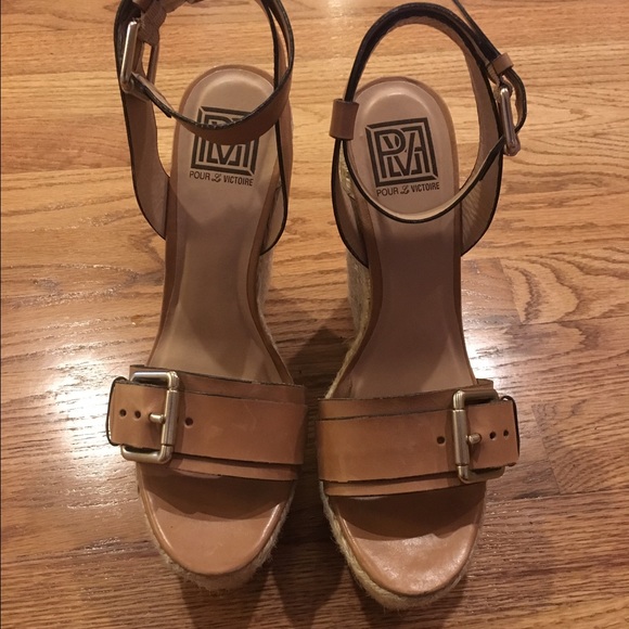 Pour la victoire jacklyn wedge sandals
